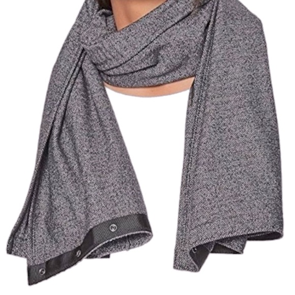 dark grey Lululemon vinyasa scarf | cozy & versatile rulu style - Picture 4 of 11